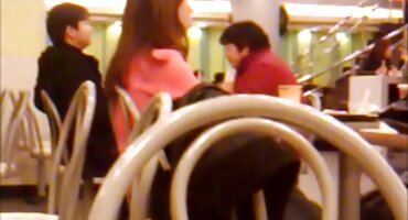 Iphine se kreće na penisu i pono filmovi osjeća njegov slani okus.