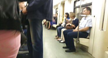 Zgnječio besplatni potnici je lijepu brinetu u kuhinji ogromnim penisom.