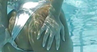 Mršava filmovi sa prevodom xxx djevojka lizala je svu spermu s penisa zdravog momka.