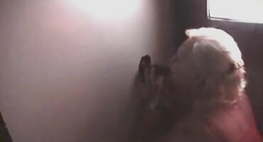 Striptizeta ima spolni odnos s vlasnicom pono filmovi kluba.