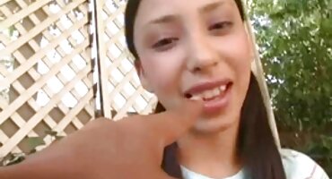 Lijepa djevojka nedostaje veliki kurac čovjeka pprno filmovi i masturbira sama.