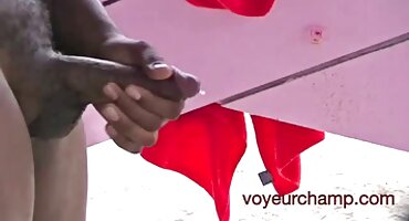 Odjevena žena daje poro filmovi Pušenje.