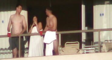 Prsata crnac ejakulira s prskanjem na bijeli potno filmovi kurac.