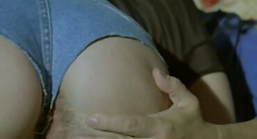 Asistent besplatni poenici zadovoljava svog požudnog šefa lezbijskim seksom.