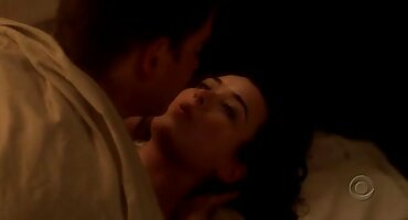 Crnac u crnim naočalama uzima debelu ženu između najbolji besplatni pornići potpetica i sisa.