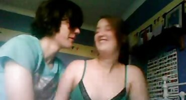 Namiguša na lateks daje Anal pormo filmovi i masturbira.