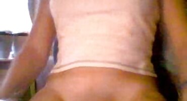 Prisiljava avanturista da pruži intimnu orno filmovi uslugu.