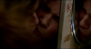 Kali se igra pprno filmovi s vibratorom i masturbira svog prijatelja.