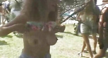 Gina Valentina priređuje Solo erotsku pornic film emisiju.