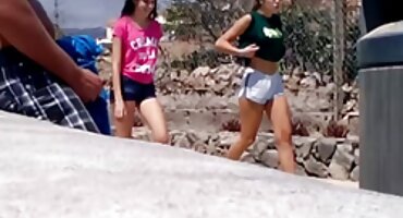 Djevojka s pletenicama svlači se xxxl filmovi i masturbira.