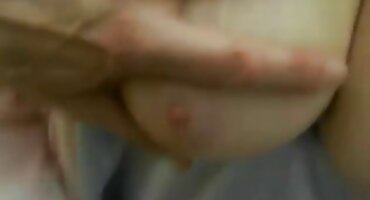 Jessica Starling prži joj maca filmovixxx dugim dildo.