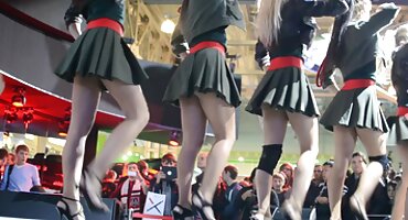 Naočale potno filmovi rašire noge prije prvog sastanka.