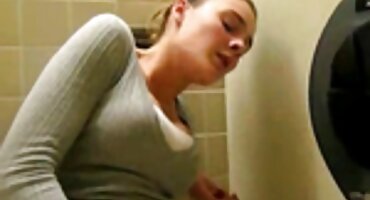 Zaljubljeni cimeri rade kućne porniće xxxl filmovi u kuhinji.