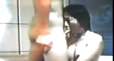 Rođak pokazuje duboko grlo pono filmovi s slinjenje Pušenje.