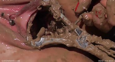 Crvene gaćice besplatno porno film u skladu su s penisom u njezinoj maca.