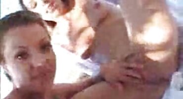 Mlada putana sranje u potno filmovi automobilu i sjeda na kurac.