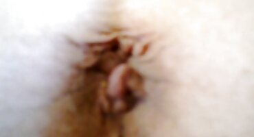 Masturbira filmovi seks čarape na kauču.