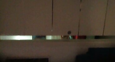 Mjesec pornic film zvijezda fucks Charles na kožnom kauču.