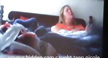 Titani se vrte na erocki filmovi penisima Adrije Rae.