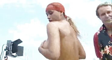 Neživa lutka erocki filmovi puše maskiranom perverznjaku.