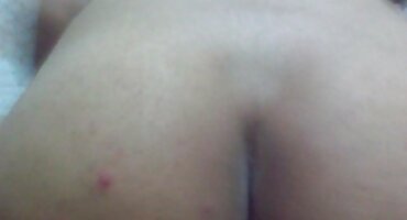 Gleda dvije sluškinje u dupe. besplatni prno filmovi