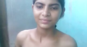 Učenica se uzbuđuje jebacki film na fotografiji i masturbira.