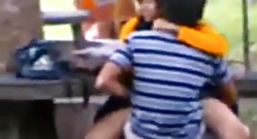 Julia pokazuje prijateljici čemu pornići filmovi služi njezin vibrator.