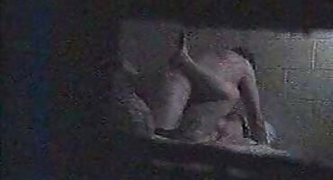 Crni Pom-Pom se zabavlja erocki filmovi s Francuzom.