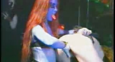 Djevojka pprno filmovi s osmijehom na licu prepušta se masturbaciji.