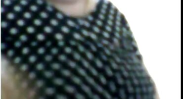 Eva porno xxx filmovi crvena masturbira na stolu.