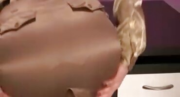 Supruga besplatni pornjici puše na podu, a ja snimam kamerom.