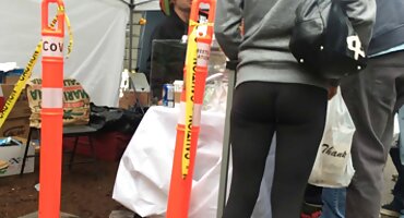 Kira Noir pomiče guzicu dok vuče šupak na kurac poslovnog pormofilmovi partnera.