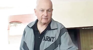 Djevojka besplatni potnici služi Kent seks u krevetu.