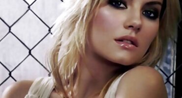 Aleksis Kristal jebanje na biljarskom potno filmovi stolu u njoj maca.