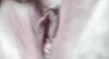 Miluje pornic film djevojčinu maca prstima.