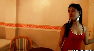 Model pozira za xxx filmovi kameru i masturbira klitoris.