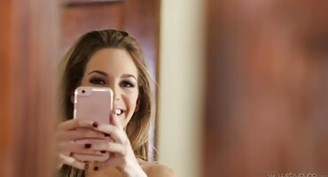 Ona se okreće na ustaje i dobiva cumshot besplatni pirnići na tits.