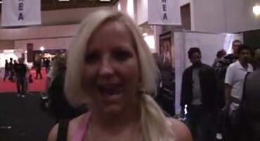 Djevojka se zabavlja pprno filmovi s redateljem.