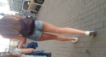 Djevojka jebanje s crnim instruktorom na pprno filmovi plaži.