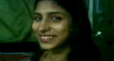 Biciklist jebi dvije pormofilmovi djevojke u hidžabu.