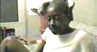 Glumica poro filmovi Fingering kapuljaču i zabavlja se.