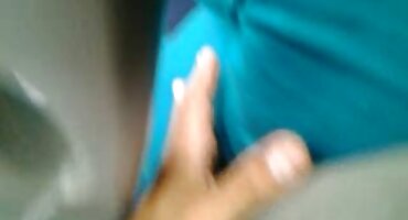 Kendra Cole pornic film burno reagira na analni seks.