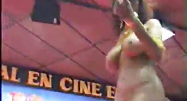 Dominika potno filmovi je gola.