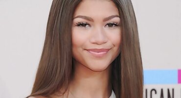 Mršava žena masturbira porno film xxxn i natoči si mlijeko.