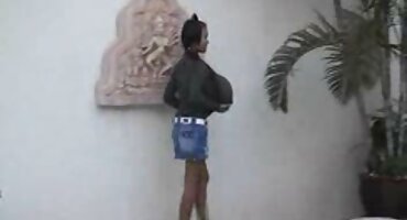 Francuzi snimaju djevojku za seks besplatno porno film u automobilu.