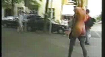 Pustili su Black pitching da ispruži svoje pirno filmovi uske proreze u kanti za smeće.