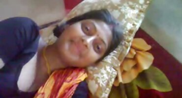 Ona pristaje masturbirati joj pprno filmovi maca u studiju.