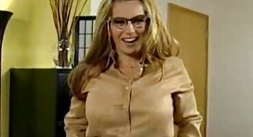 On jebe filmovi za odrasle xxx afričku ženu u kondomu kako bi izbjegao zarazu HIV-om.