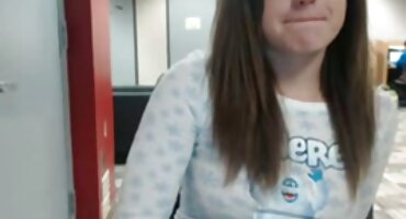 Trener povlači brinetu, pomažući joj da smršavi. pono filmovi