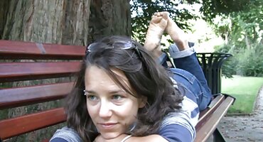 Dijete prži djevojčicu u položaju raka. poeno filmovi